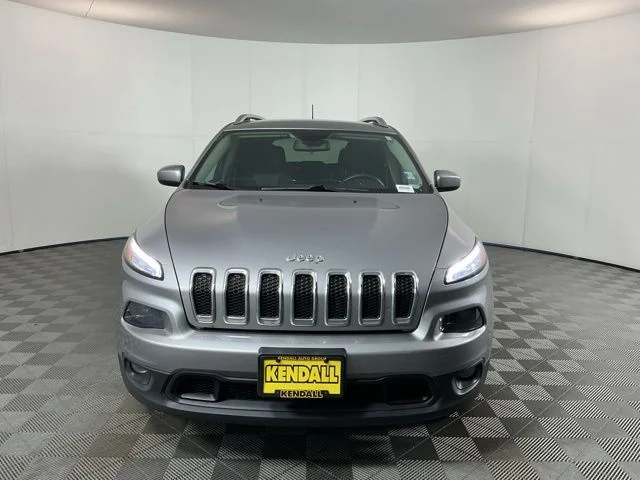 Used 2018 Silver Jeep Latitude image 2