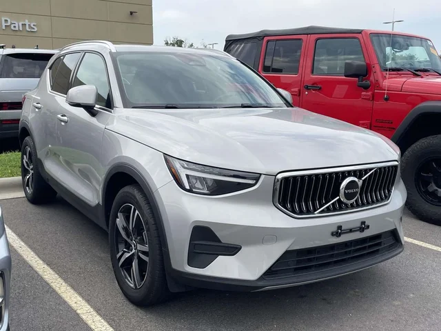 2025 Volvo XC40 B5 Core Bright Theme