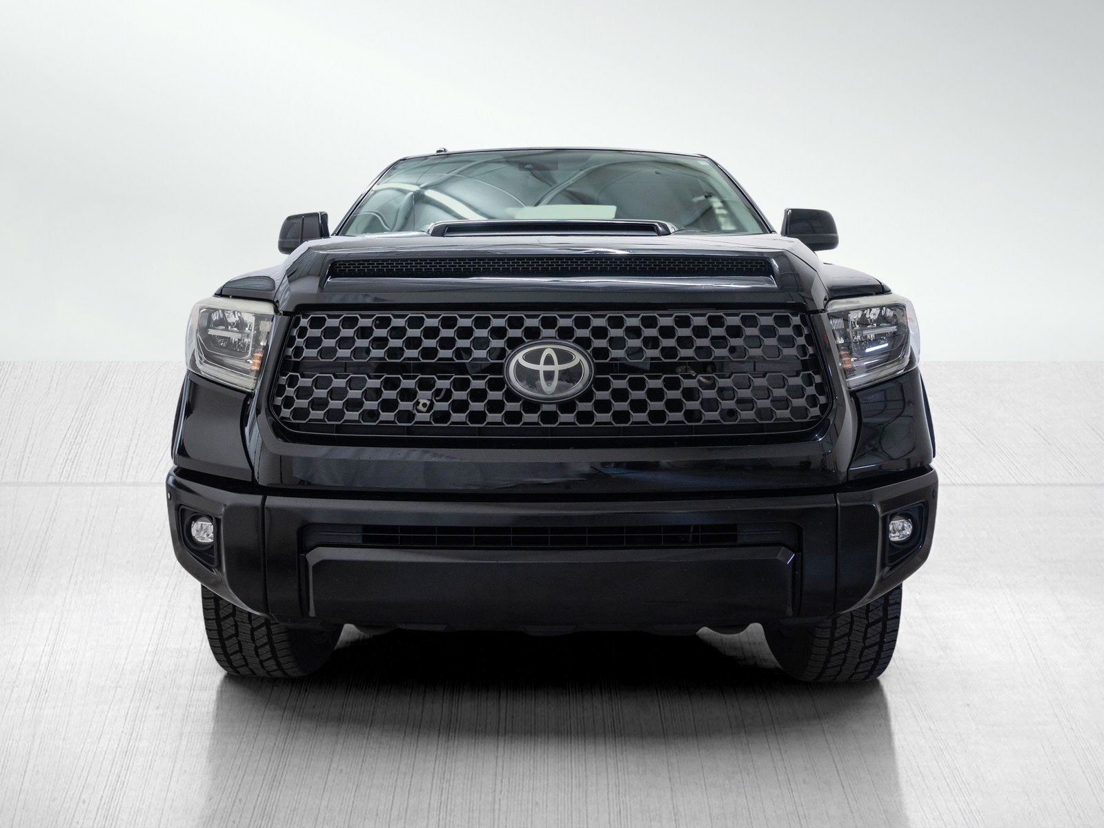 Used 2018 Toyota Tundra SR5 with VIN 5TFDW5F1XJX712392 for sale in Kansas City