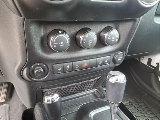 Used 2018 White Jeep Unlimited Sahara image 25