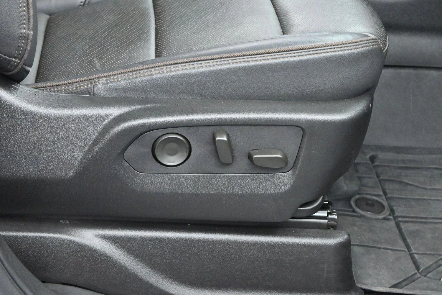 Used 2024 Summit White Chevrolet High Country image 37