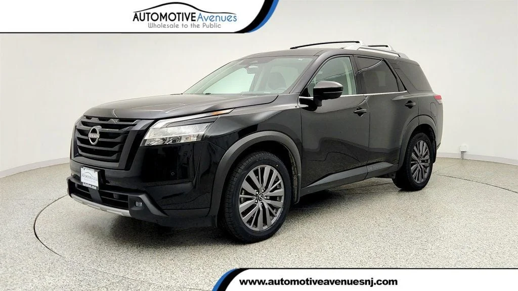 2023 Nissan Pathfinder SL 4WD's photo