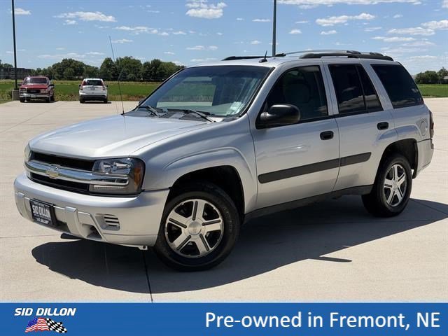Used 2005 Silverstone Metallic Chevrolet LS image 1