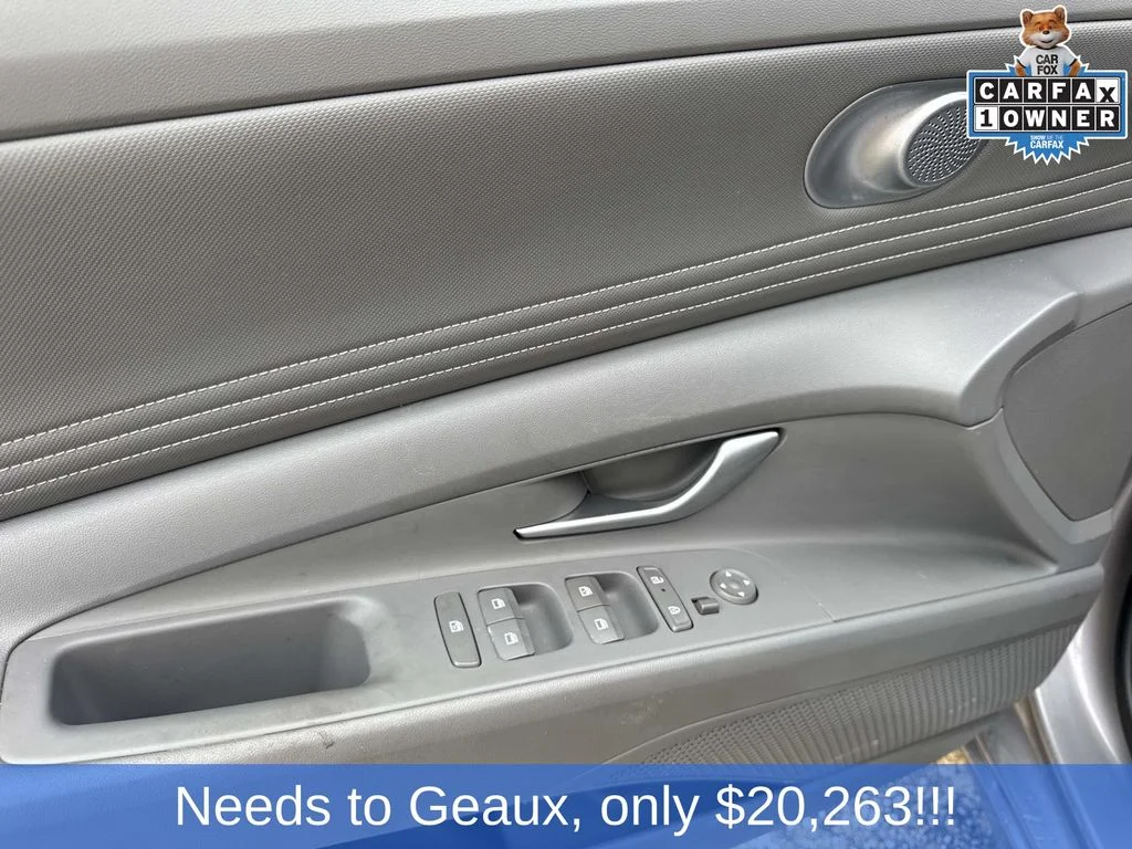 Used 2025 Silver Hyundai SEL Convenience image 38