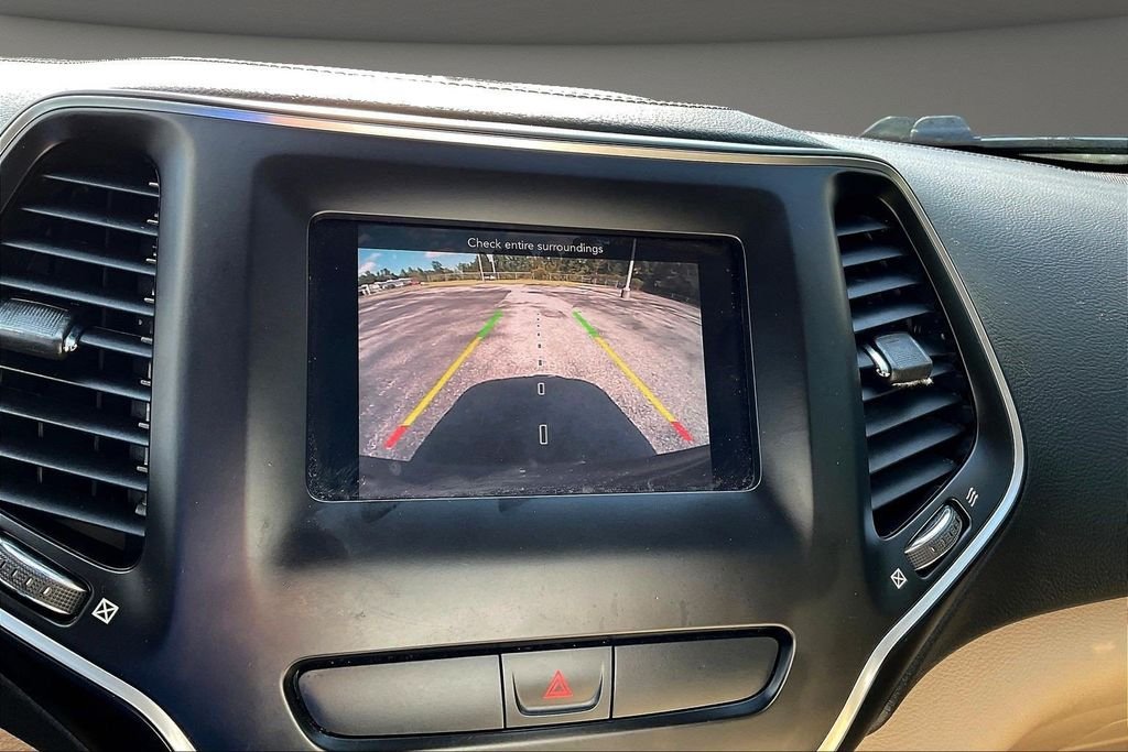 Used 2020 Red Jeep Latitude image 17