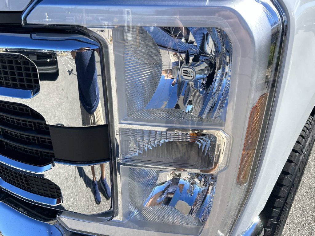 New 2027 Oxford White Ford F-250® XLT image 10