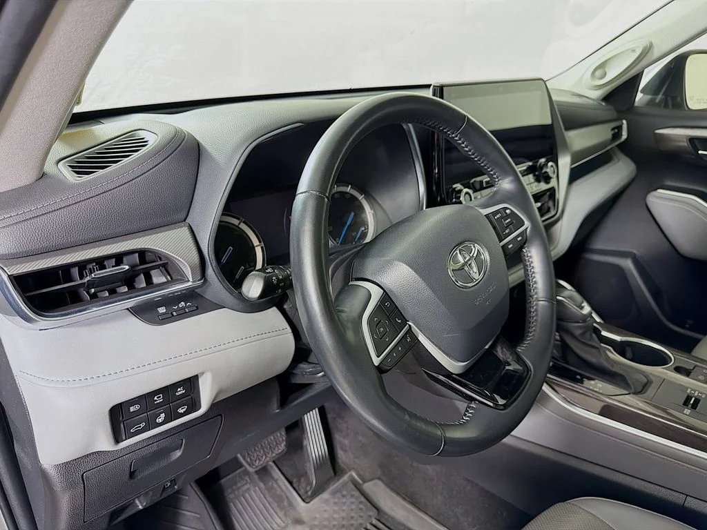 Certified Used 2022 Silver Toyota Platinum image 11