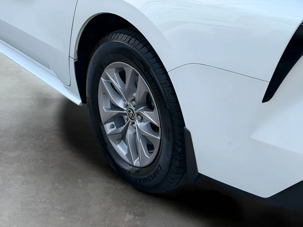 Used 2022 Wind Chill Pearl Toyota XLE image 7