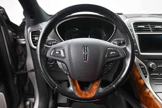 Used 2016 Luxe Metallic Lincoln Reserve image 14