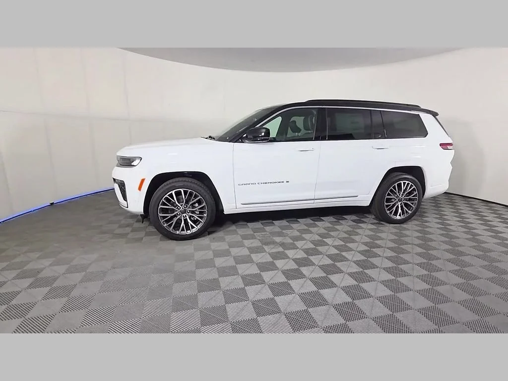 New 2026 Bright White Clear-Coat Exterior Paint Jeep Summit image 35
