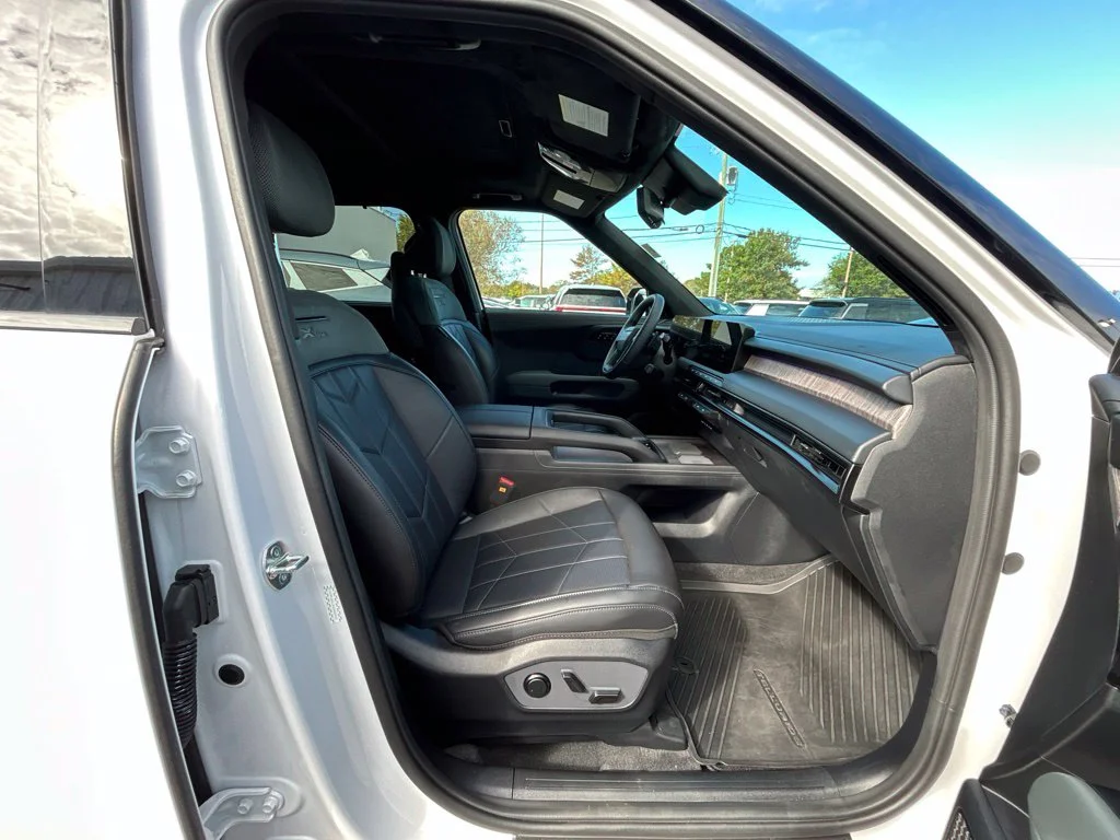 Used 2027 White Kia  image 23