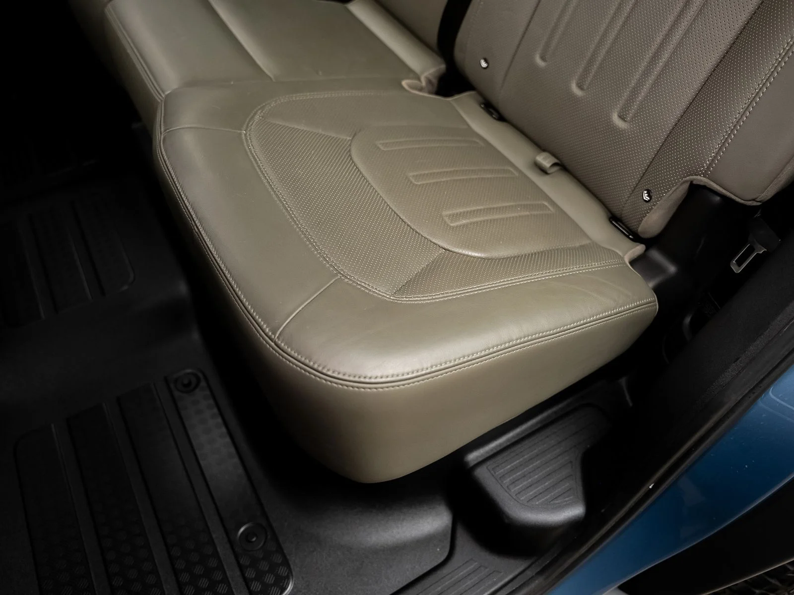 Used 2020 Blue Land Rover HSE image 39