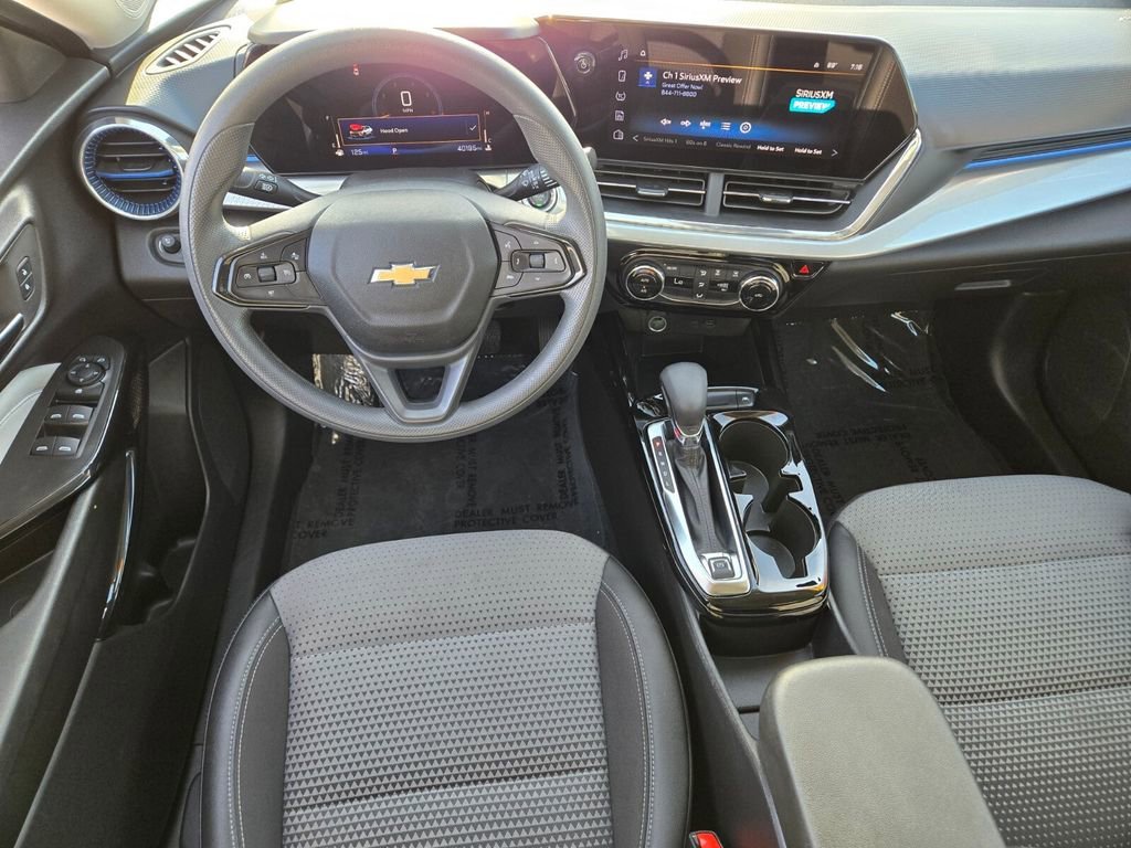 2025 Chevrolet Trax LT - Photo 12