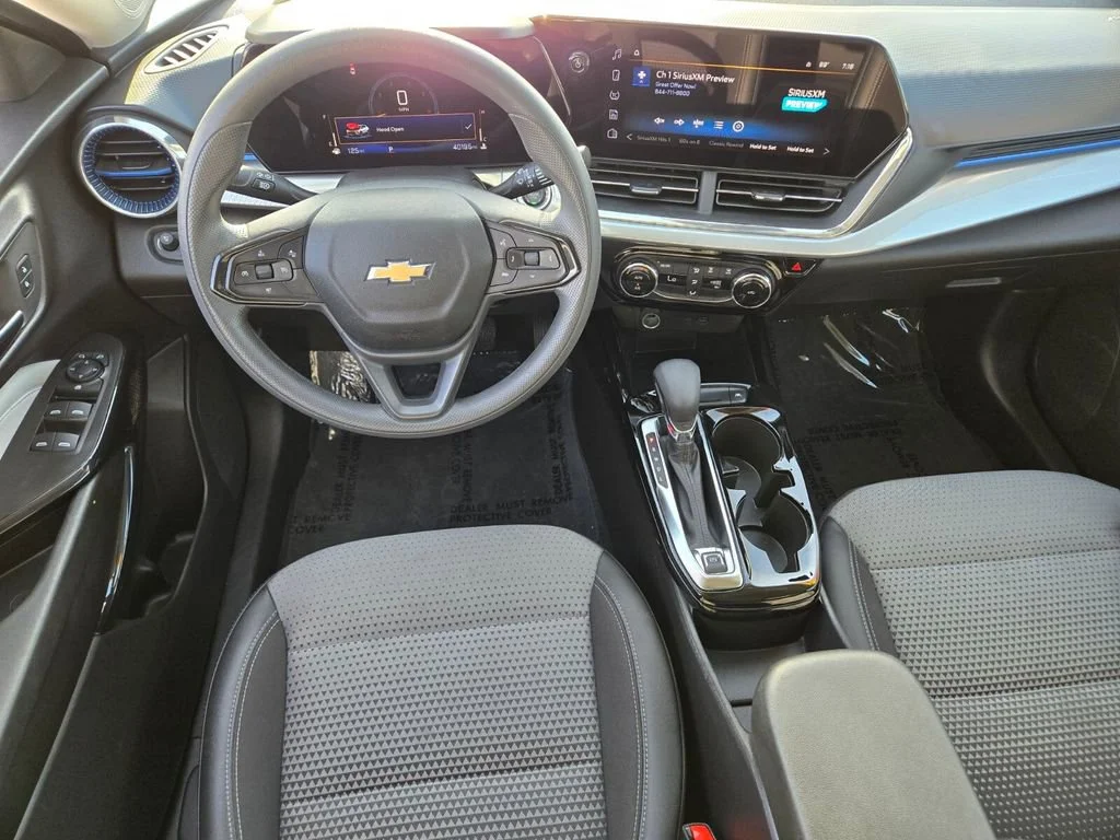 Used 2025 Summit White Chevrolet LT image 12