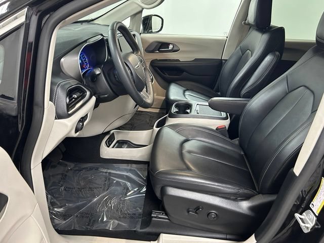 Used 2024  Chrysler Hybrid Select image 12