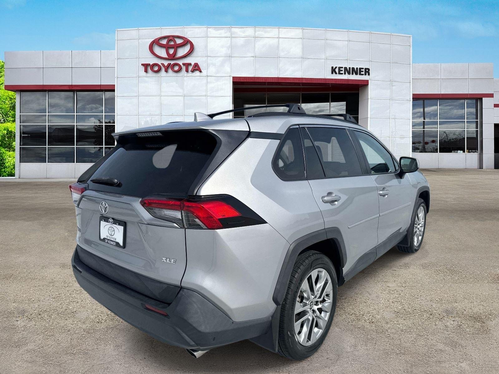 Used 2021 Silver Sky Metallic Toyota XLE Premium image 6