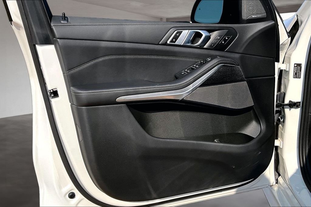 Used 2025 White BMW M60i image 18
