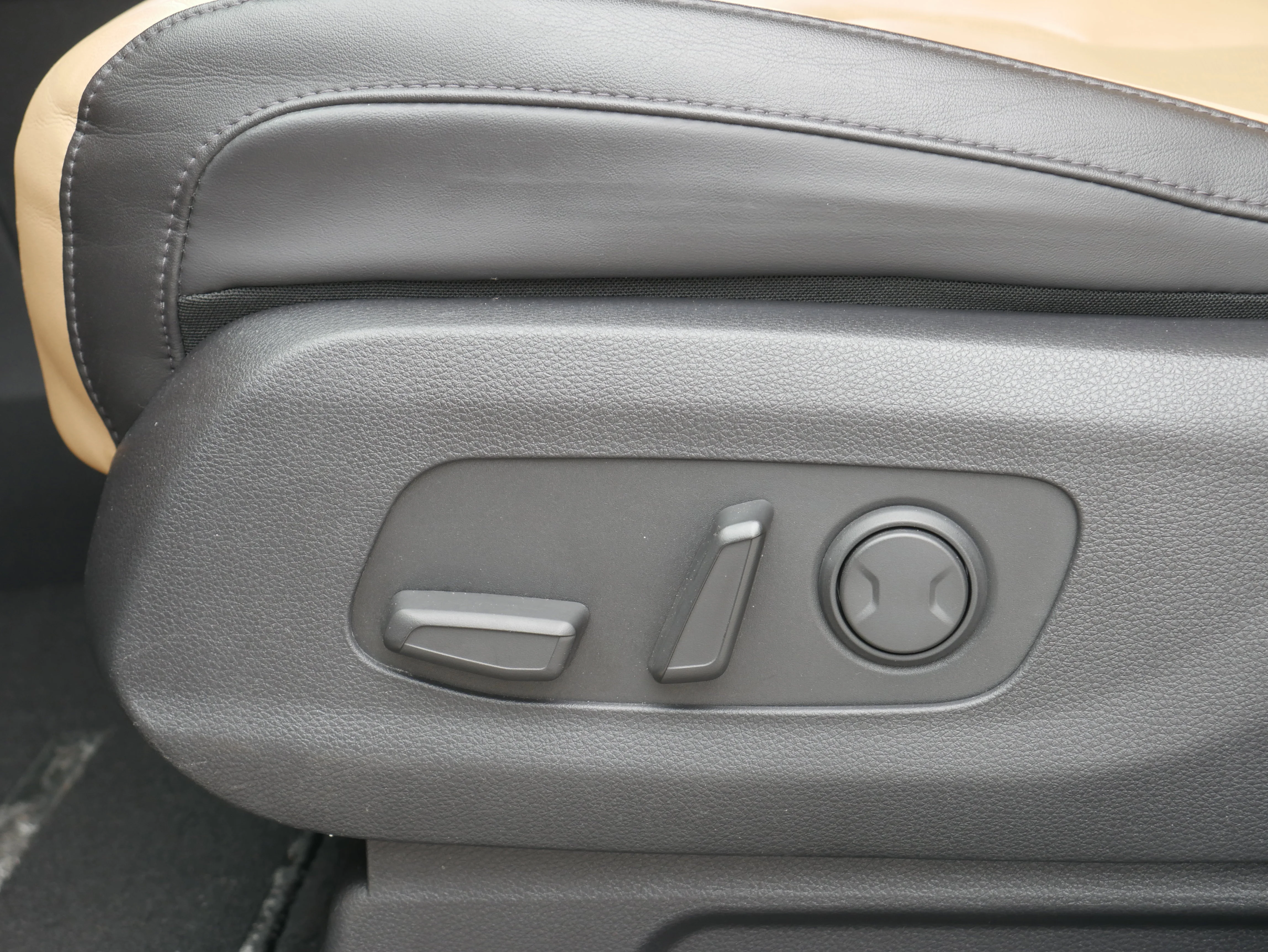 Used 2024 White Kia LX Seat Package image 15