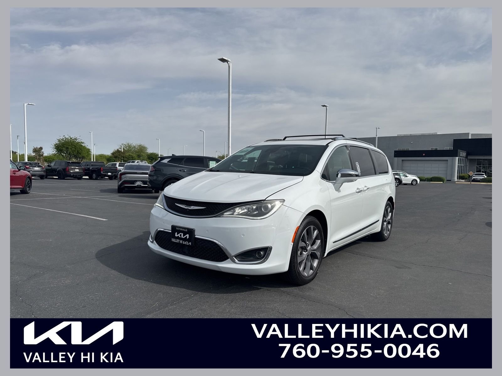 Used 2020 Bright White Clearcoat Chrysler Limited image 1