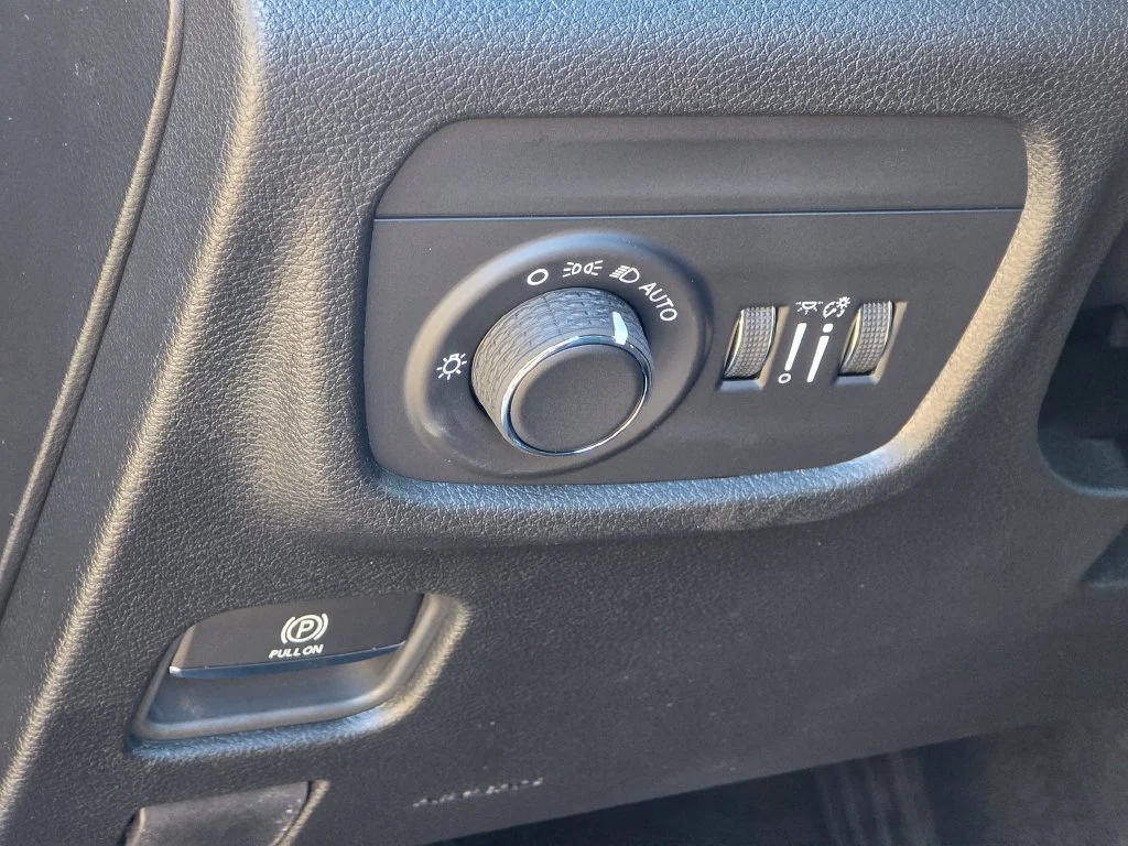 New 2027 Gray Jeep Laredo Altitude image 33