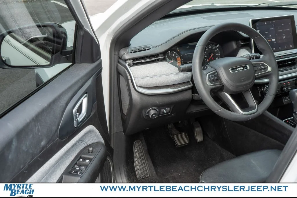 Certified Used 2023 Bright White Clearcoat Jeep Latitude image 15