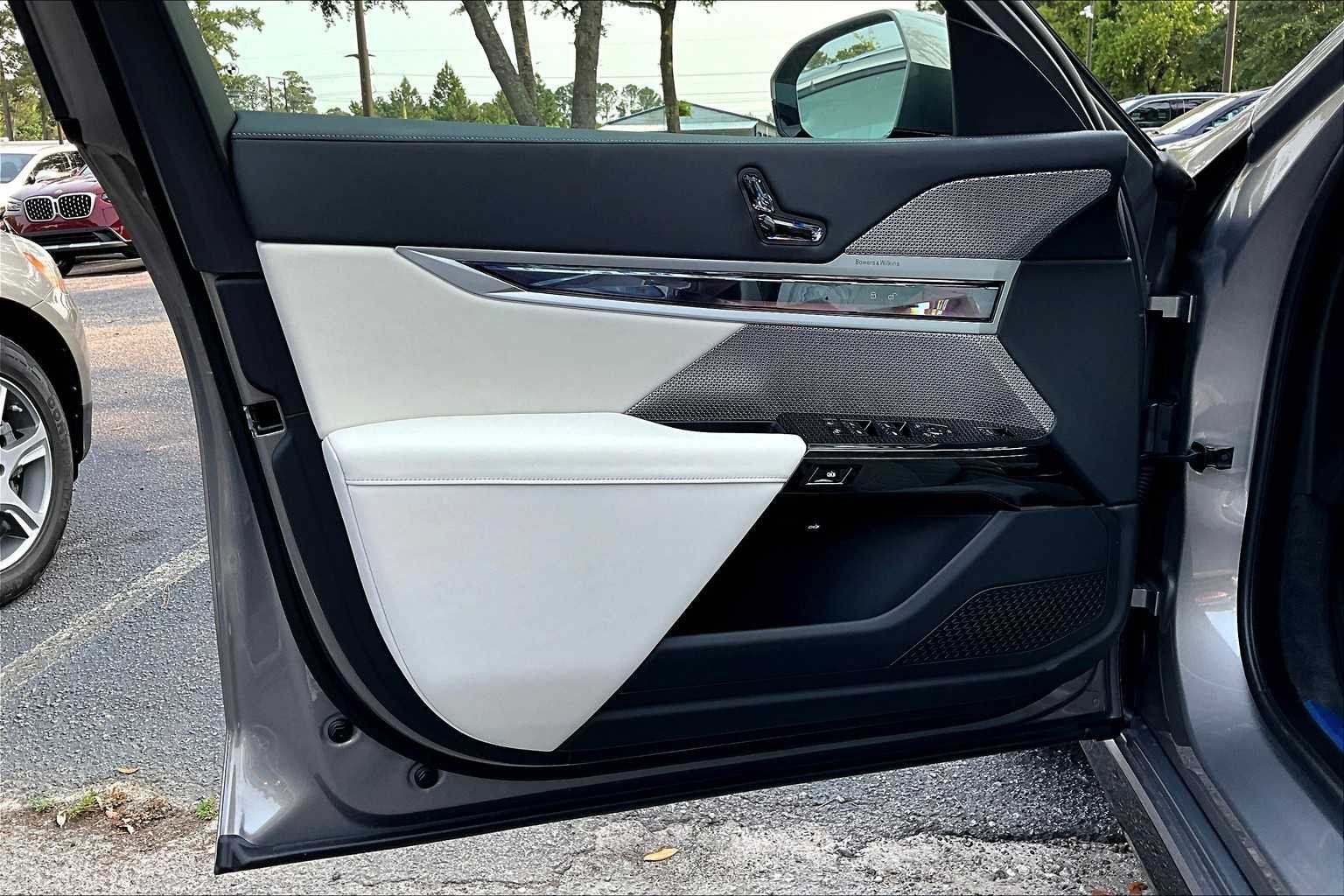 2025 BMW i7 50 - Photo 10