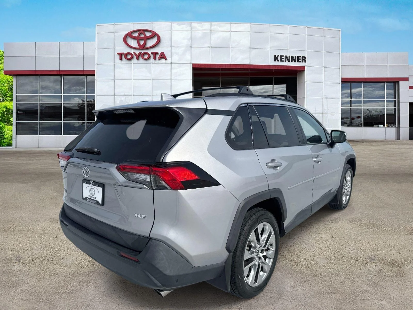 Used 2021 Silver Sky Metallic Toyota XLE Premium image 6