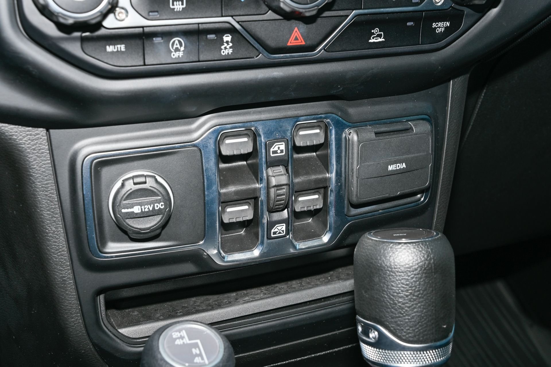 Used 2023 White/off-white Jeep Sport S image 23