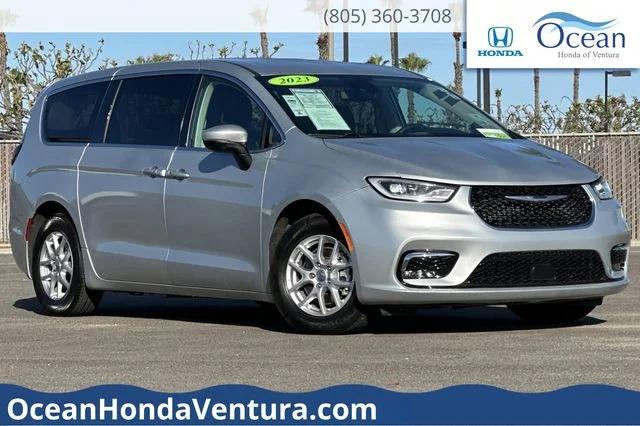 2023 Chrysler Pacifica Touring L's photo