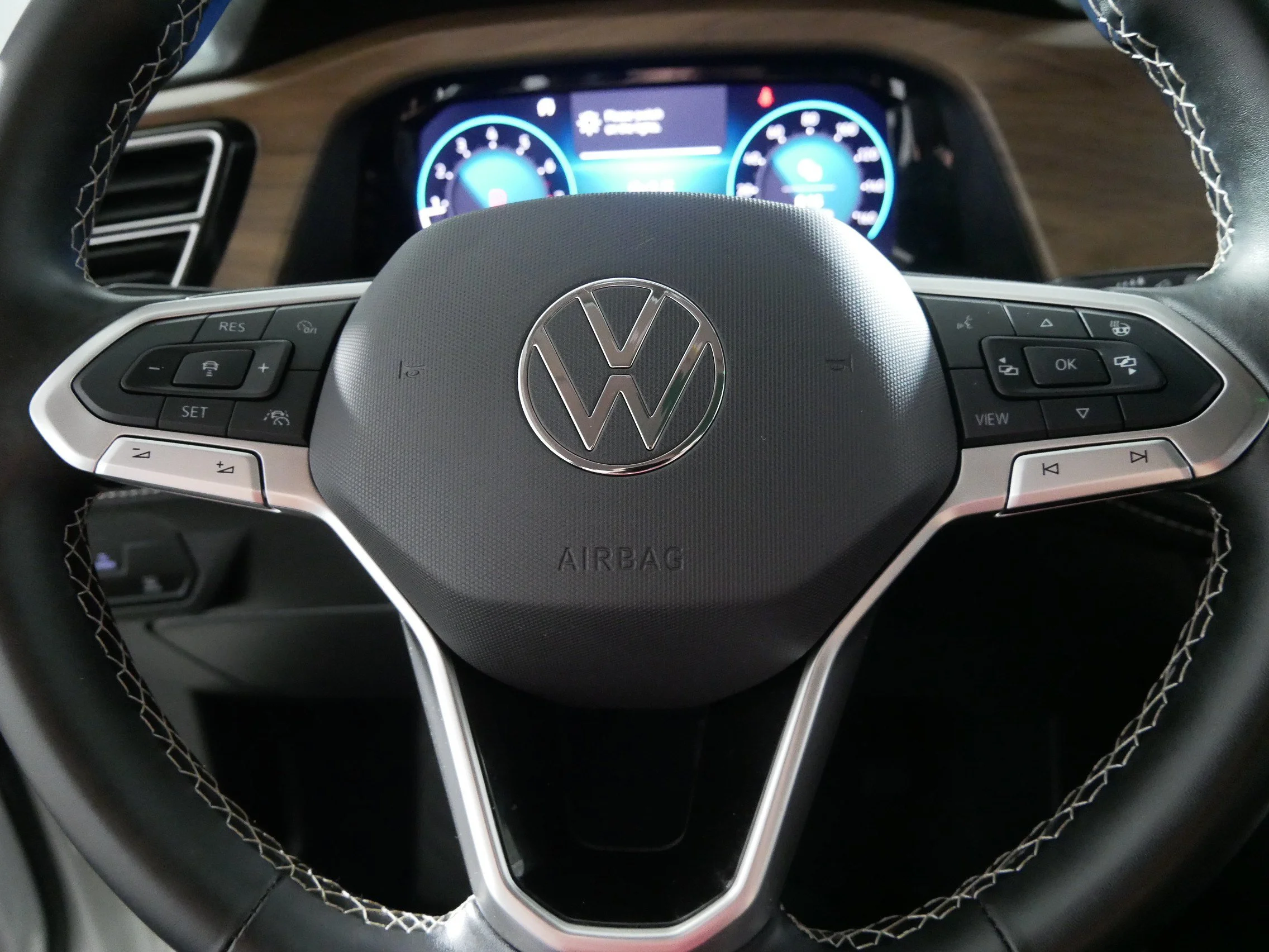 Used 2025 Pure White Volkswagen 2.0T SE w/Technology image 25