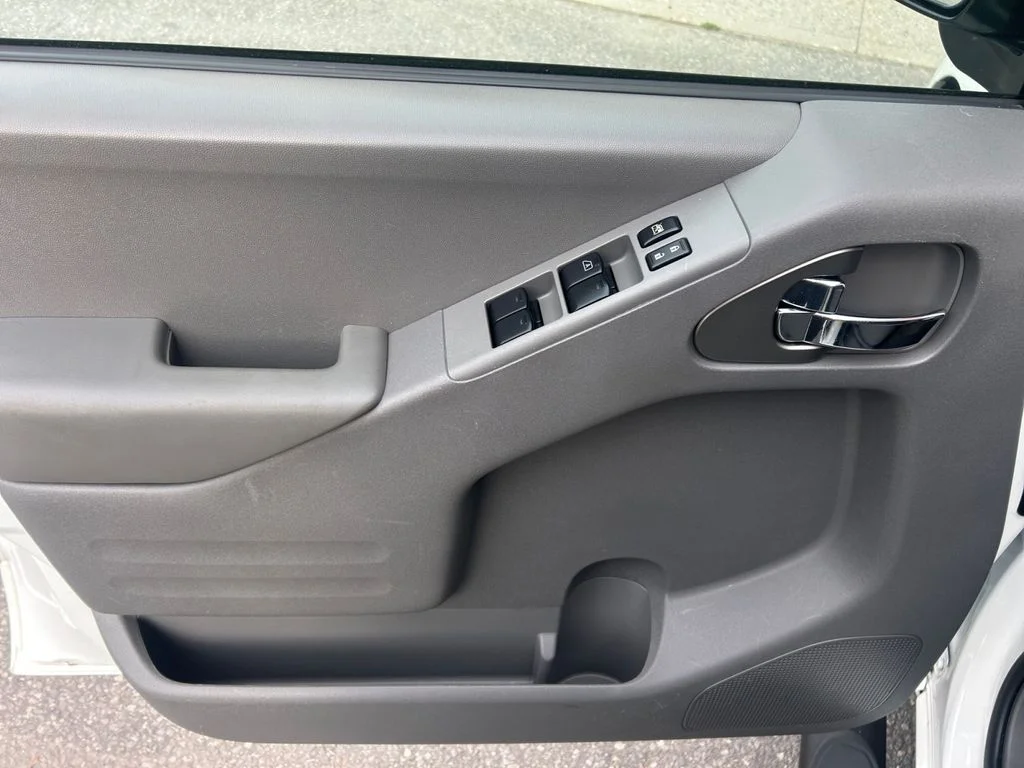 Used 2017 Glacier White Nissan  image 20