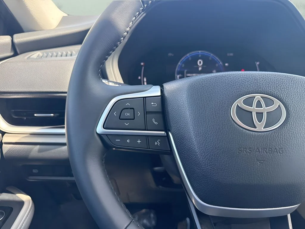 Used 2025 Silver Toyota XLE image 17