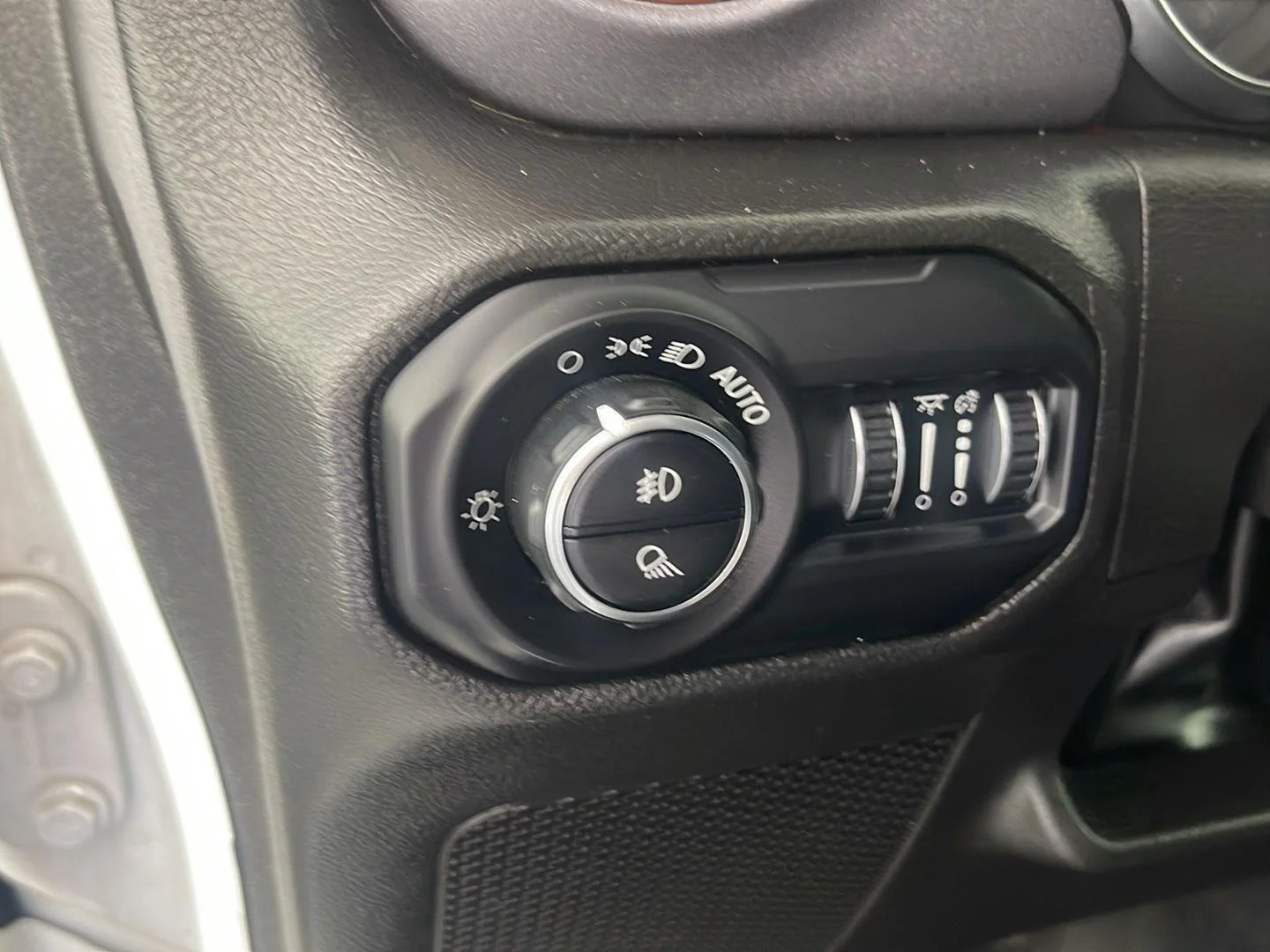 Used 2022 Bright White Clearcoat Jeep Mojave image 39