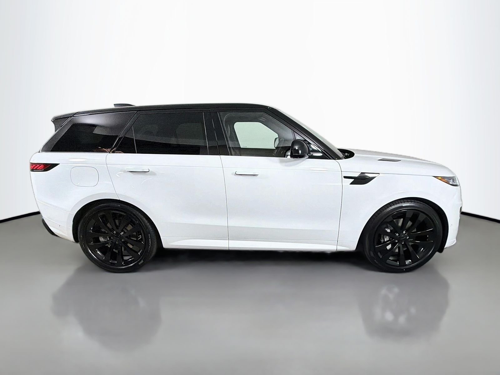New 2026 Fuji White Land Rover Dynamic SE image 6