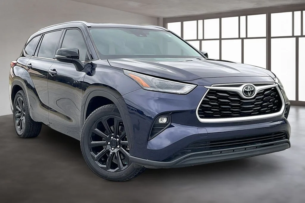 Used 2021 Blue Toyota XLE image 3