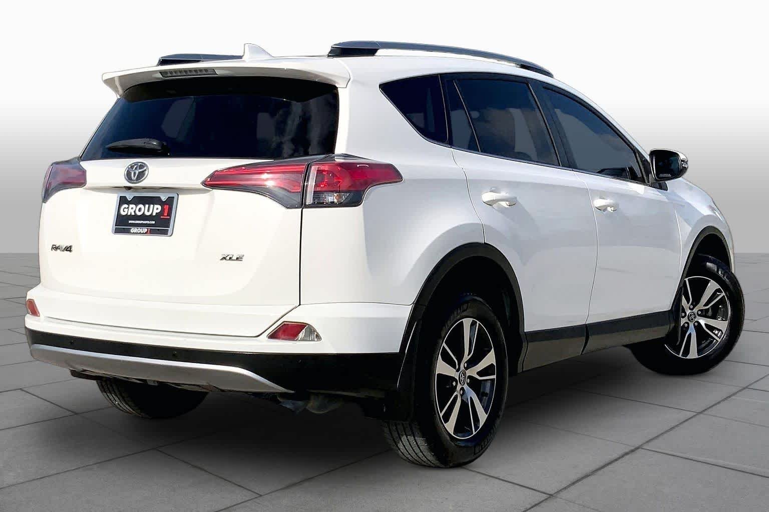 Used 2018 Super White Toyota XLE image 13