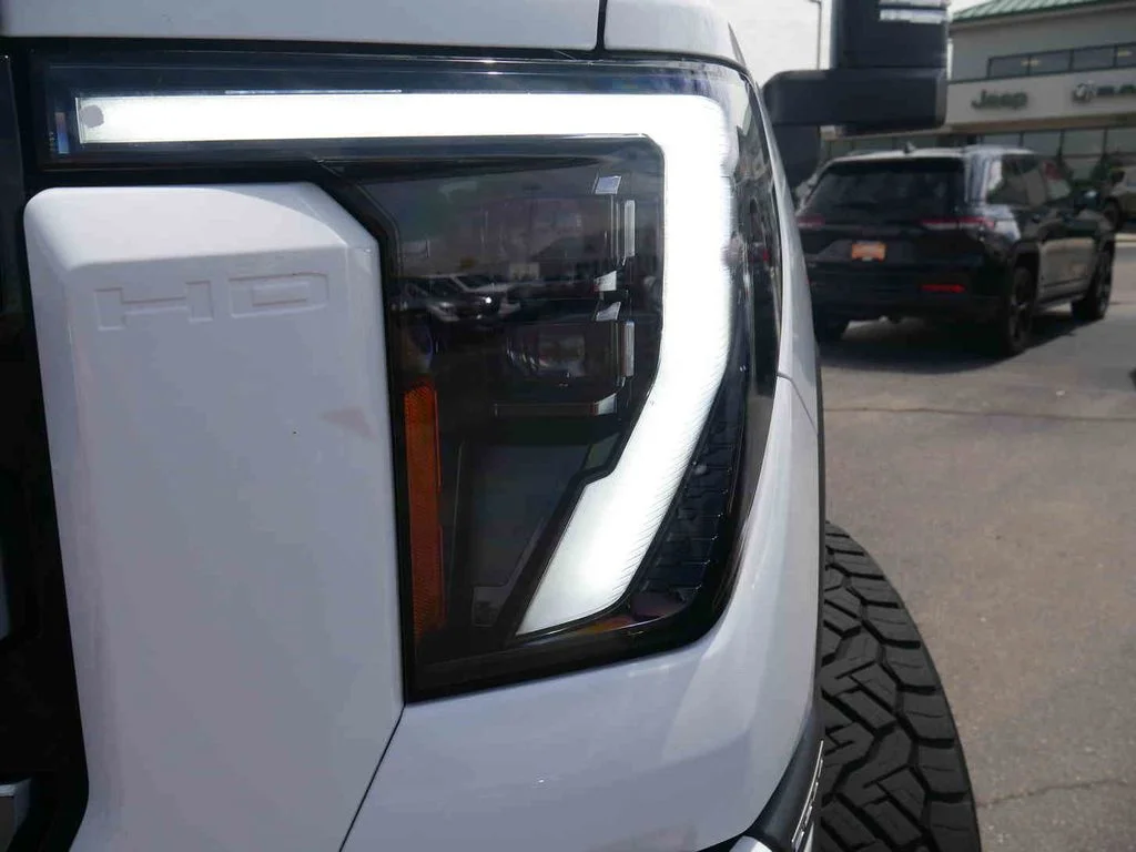 Used 2025 White GMC AT4 image 32