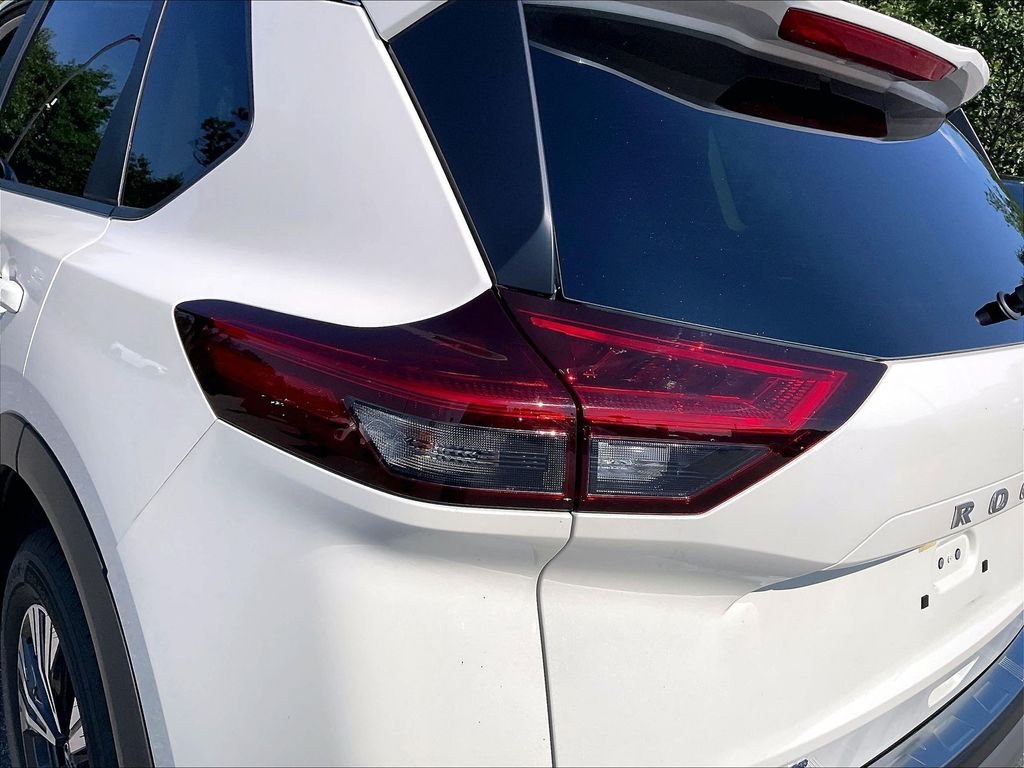 Used 2023 Pearl White Tricoat Nissan SV image 31