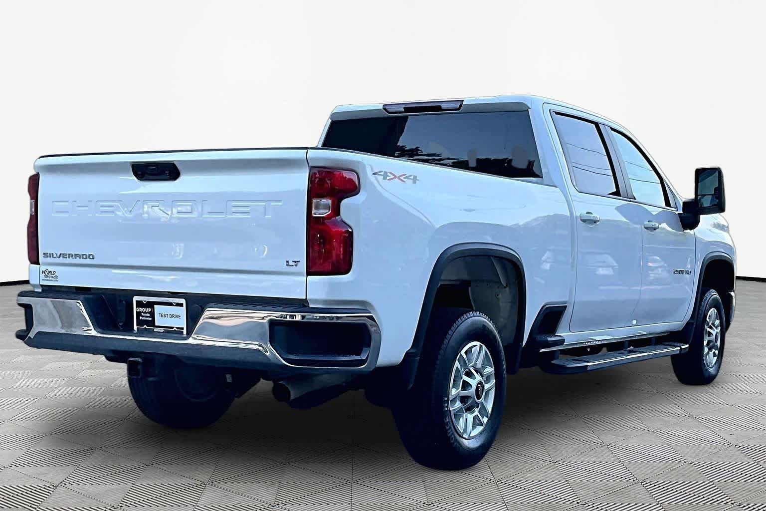 Used 2025 Summit White Chevrolet LT image 25
