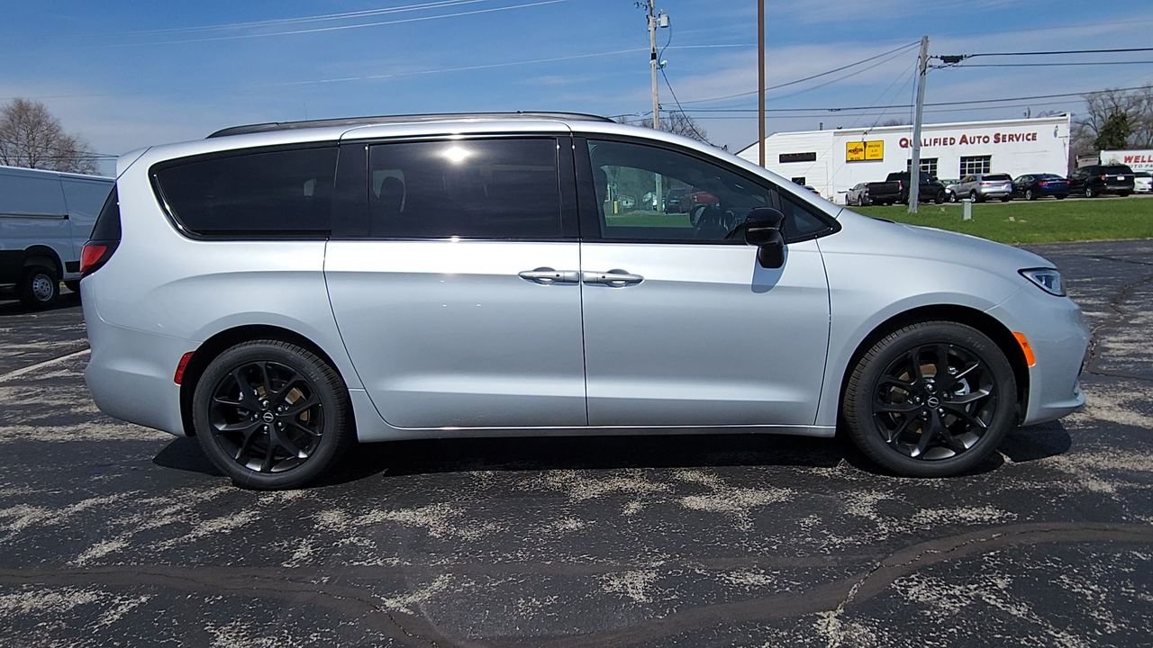 New 2026 Silver Mist Clear-Coat Exterior Paint Chrysler Select image 9