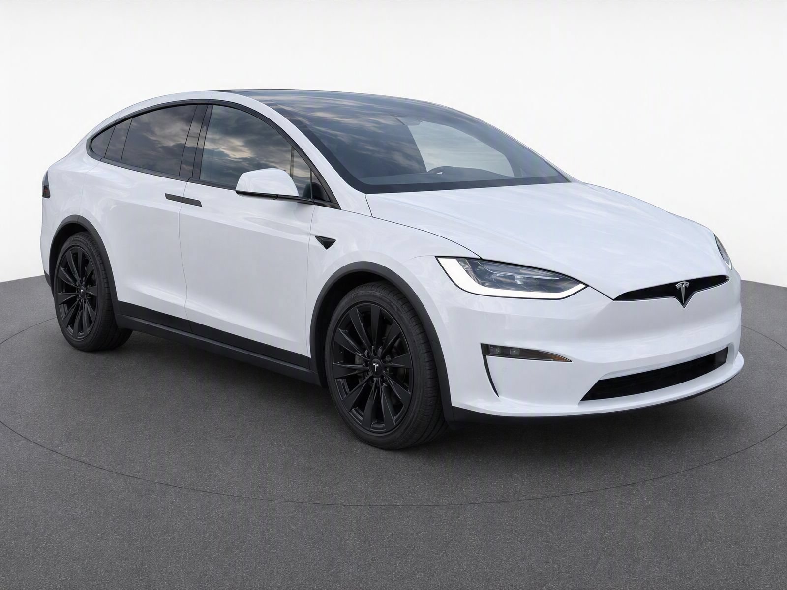 Used 2023 White Tesla NA image 2