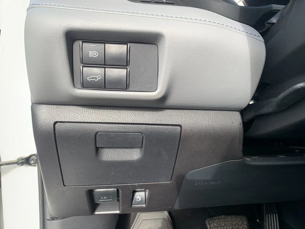 Used 2020 White Toyota XLE image 31