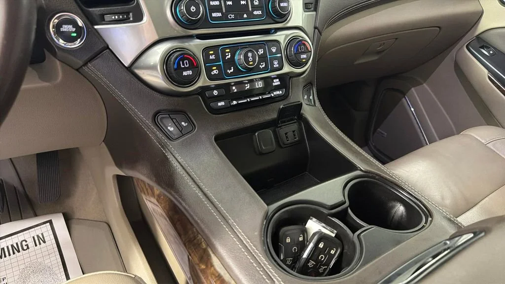 Used 2019 IRIDESCENT PEARL TRICOAT Chevrolet LT image 25