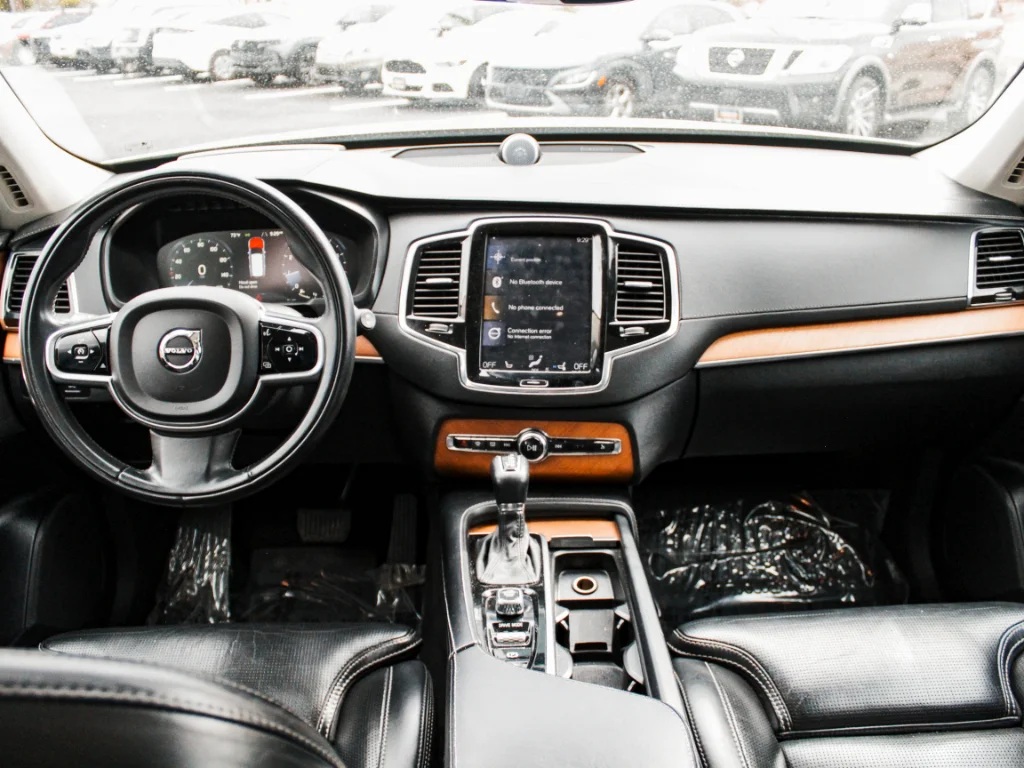 Used 2019 Crystal White Pearl Metallic Volvo Inscription image 26