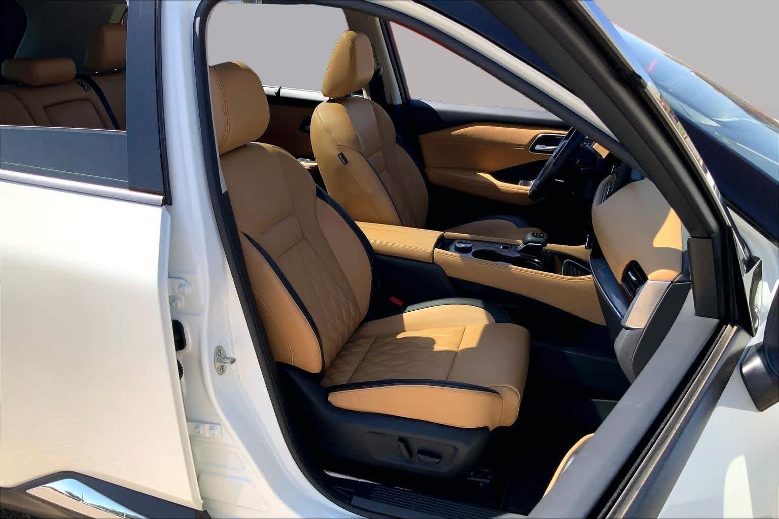 Used 2023 Pearl White Tricoat/Super Black Nissan Platinum image 9