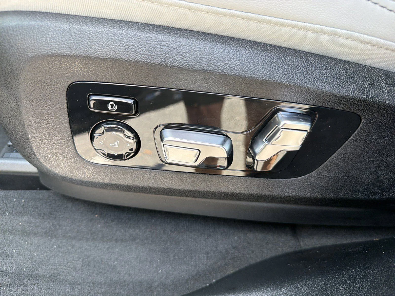 New 2026 Black Sapphire Metallic BMW sDrive40i image 28