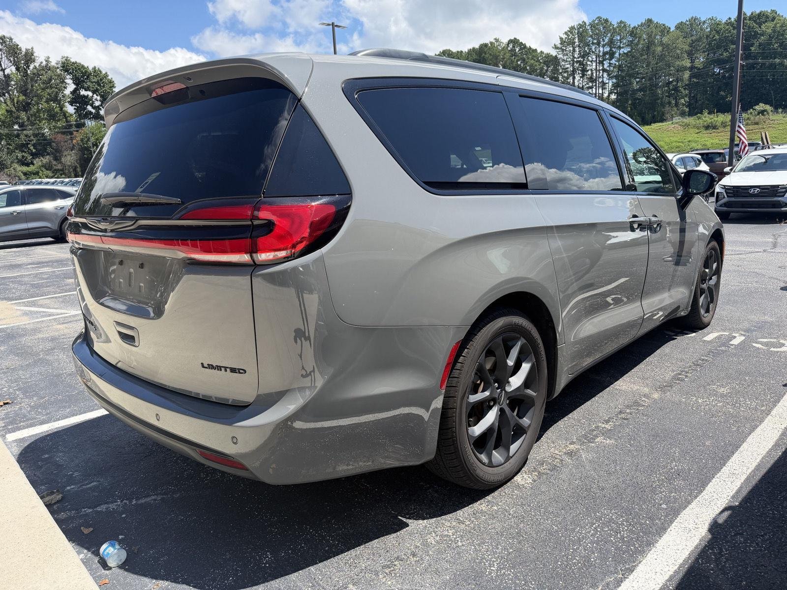 Used 2025 Ceramic Gray Clearcoat Chrysler Limited image 7