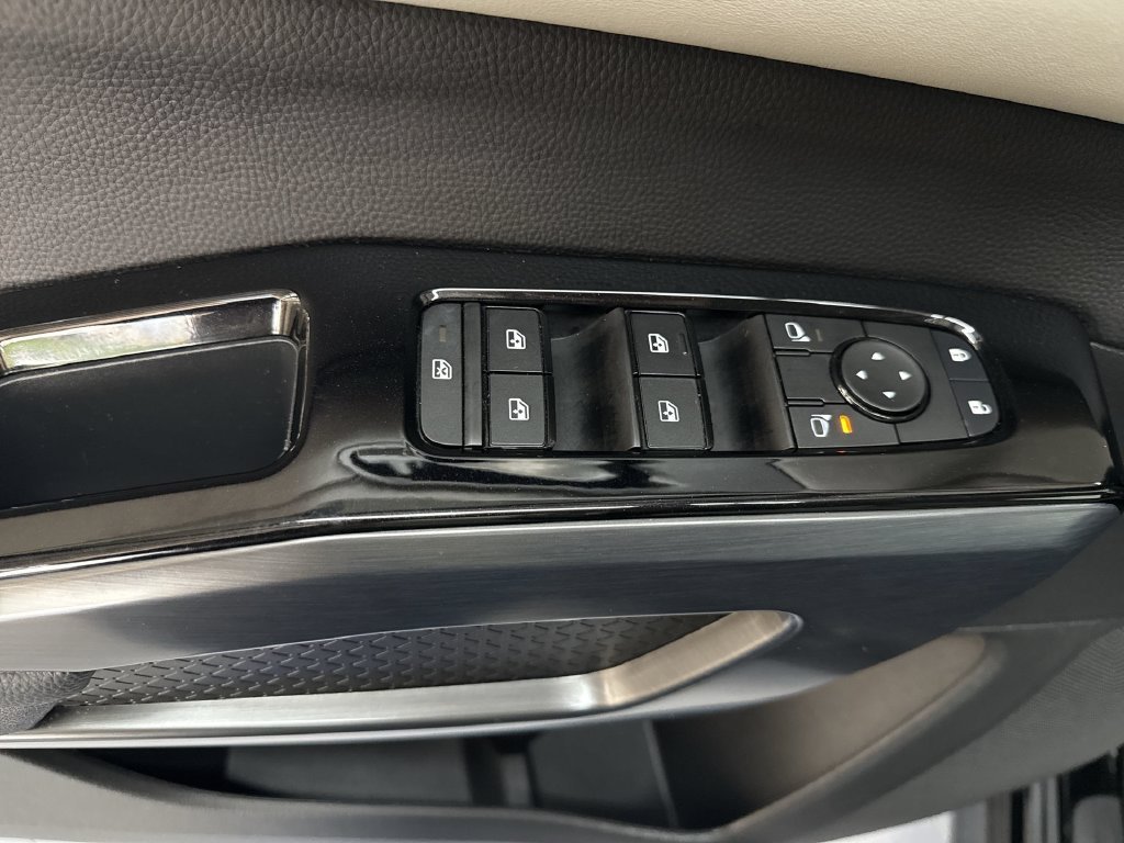 Used 2025 Super Black Nissan SL image 15