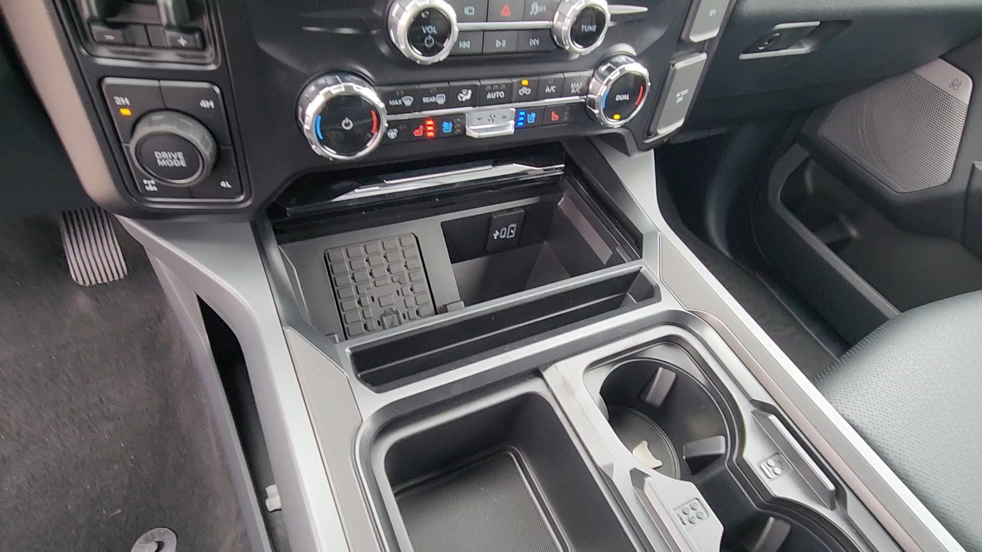 New 2026 Agate Black Metallic Ford LARIAT image 38