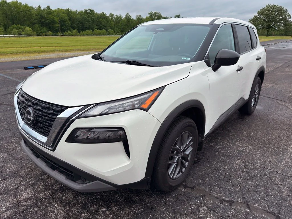 Used 2023 White Nissan S image 16